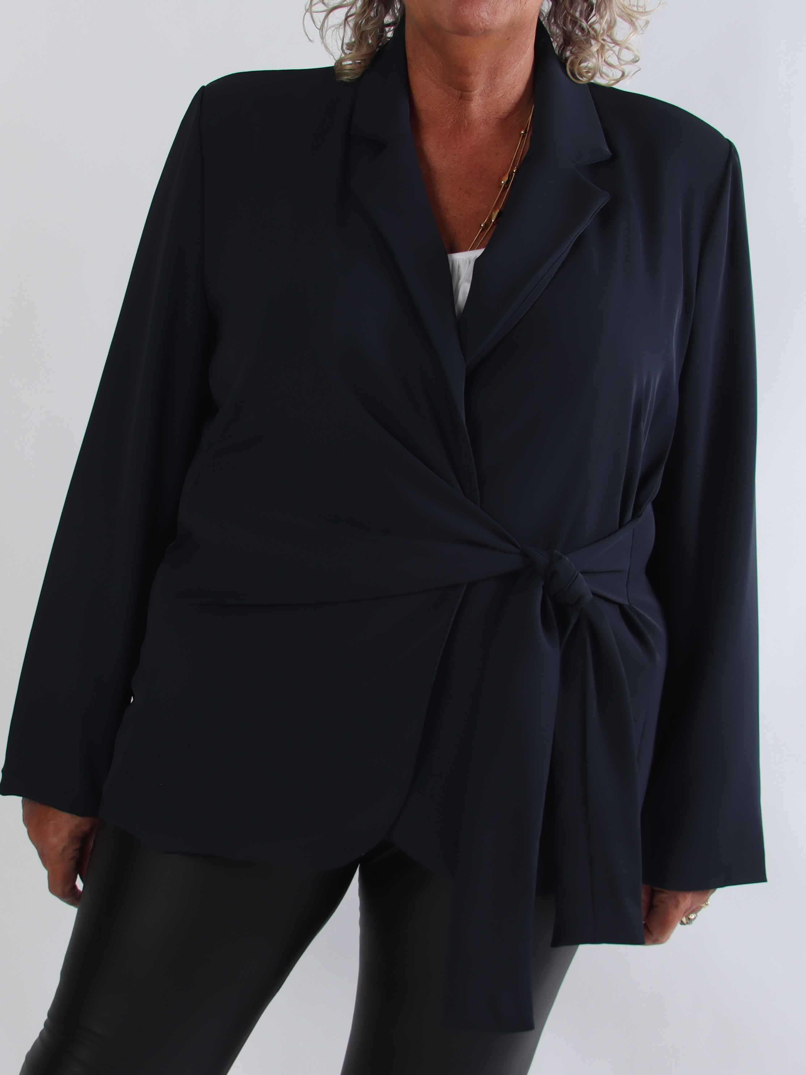Pernille - Elegant blazer med bindebånd i siden